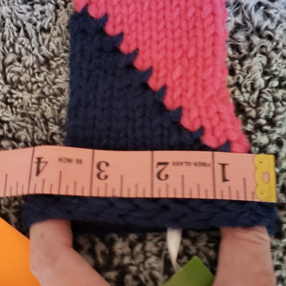 Kate Spade hand knit cellphone case "hand in hand" - Picture 13 of 13